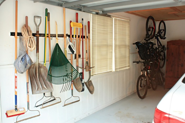 rangement outils de jardin garage idée range pratique 