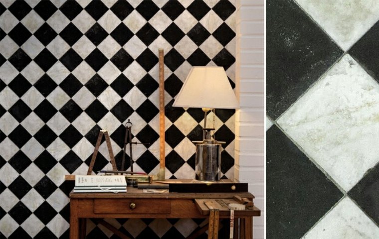 papier peint imitation carrelage carreaux noir et blanc mur déco entré table bois lampe