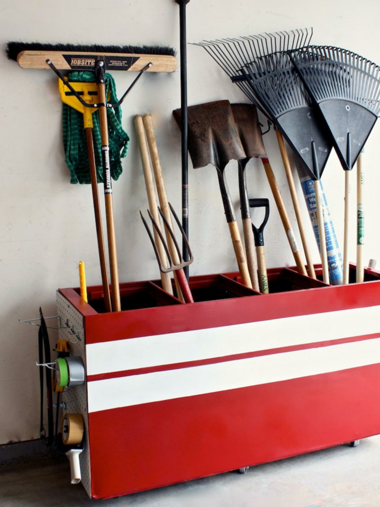 rangement outils de jardin rouge stockage garage organisation idée 