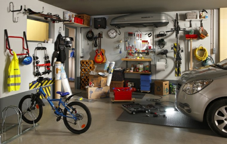garage rangement étagère boîtes idée vélo suspension design 