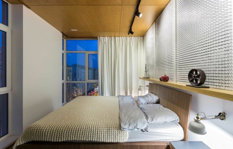 aménagement chambre à coucher design lit tête de lit bois design rideaux blanc svoya studios