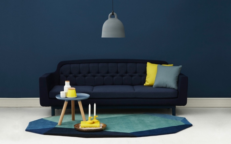 salon contemporain bleu design canapé moderne tapis de sol luminaire suspendu gris table basse bois design moderne idée