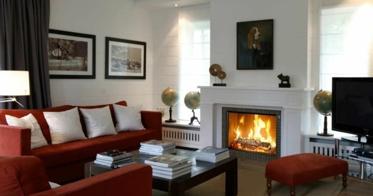 intérieur salon design cadre mur tableau canapé rouge coussins blancs cheminée habillage idée déco 