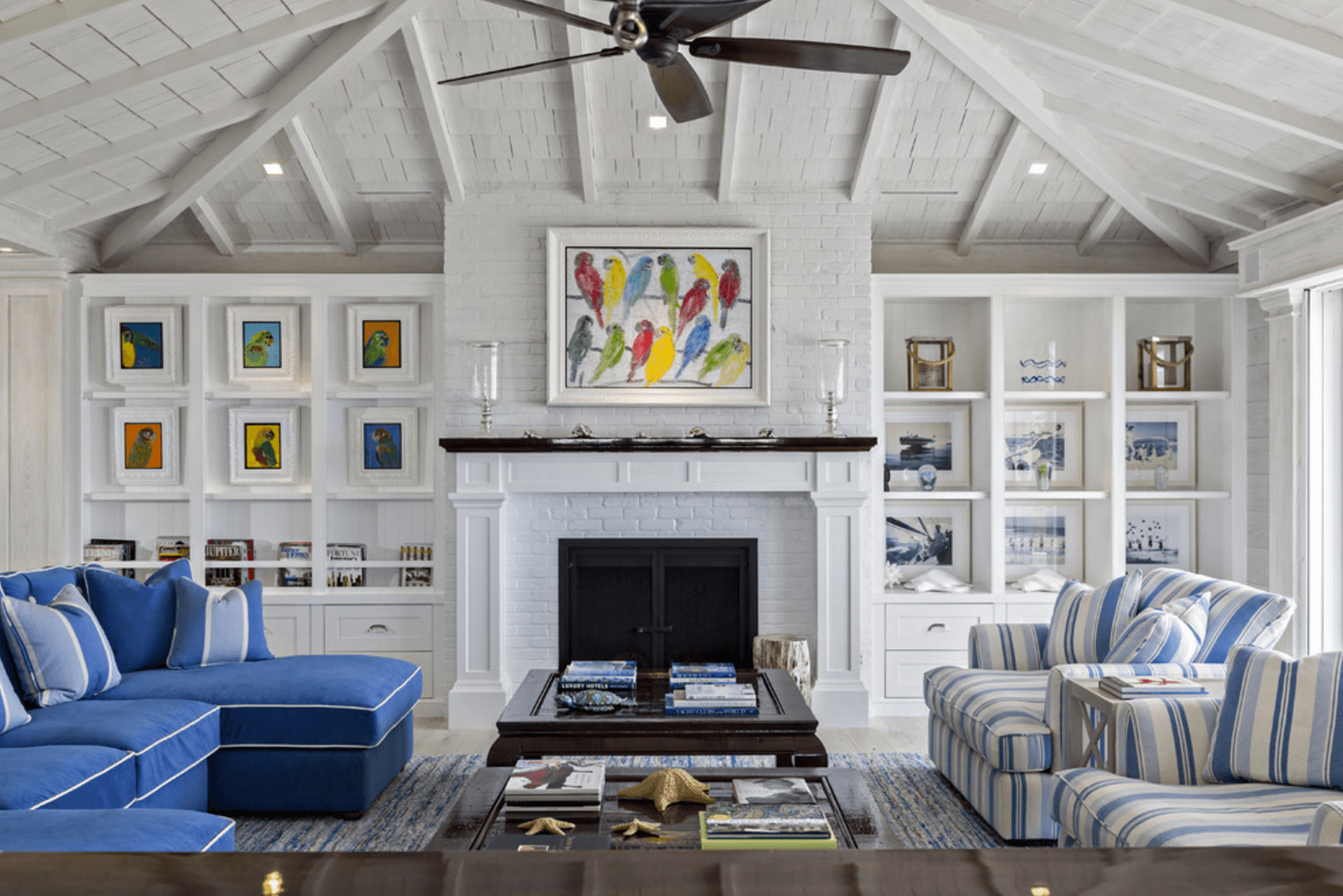 manteau cheminée déco cadre idée salon blanc bleu design luminaire table bois étagères cadres