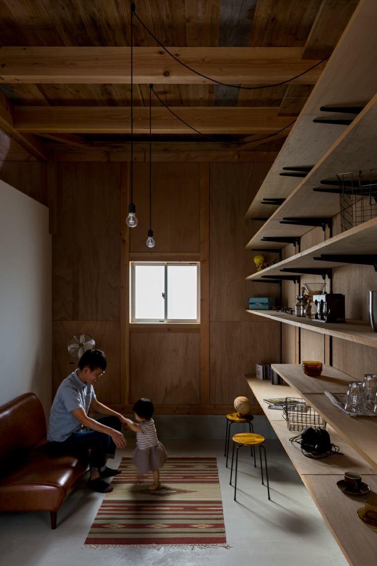 design intérieur maison moderne idée aménagement intérieur rangement étagères bois design japon alts design studio ishibe japon