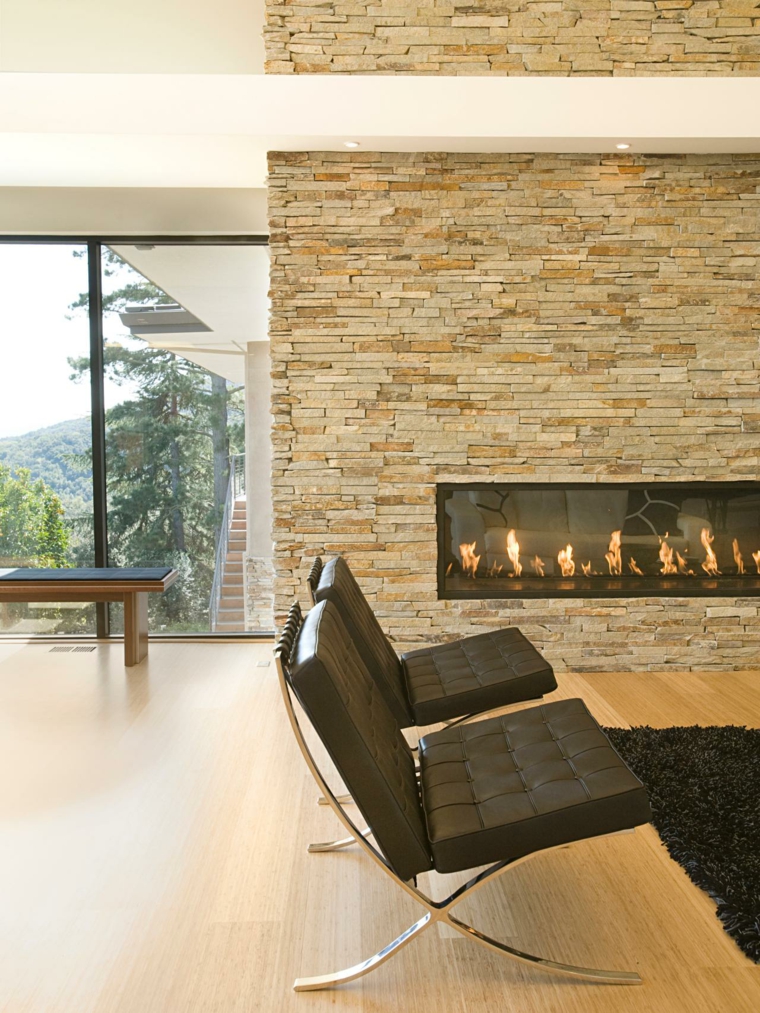 mur briquettes salon design cheminée idée fauteuil tapis de sol noir table en bois