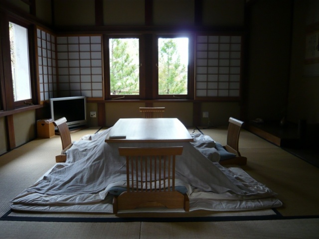 table japonaise bois lit integre chauffage design kotatsu