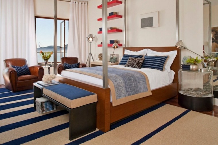 chambres à coucher design tapis de sol bleu à rayures coussins moderne décoration murale étagères rouges