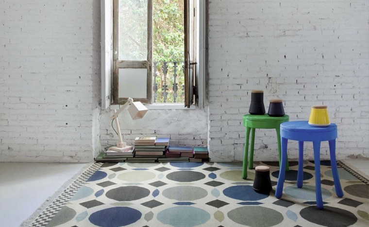 tapis design en laine moderne tapis de sol déco tabouret bleu vert design sandra figuerola