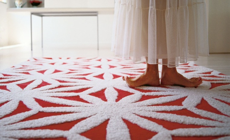 tapis pour chambre rouge blanc motifs design intérieur moderne idée 