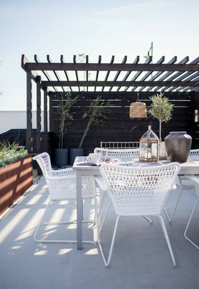 aménagement extérieur moderne idée chaise blanche table à manger extérieure 