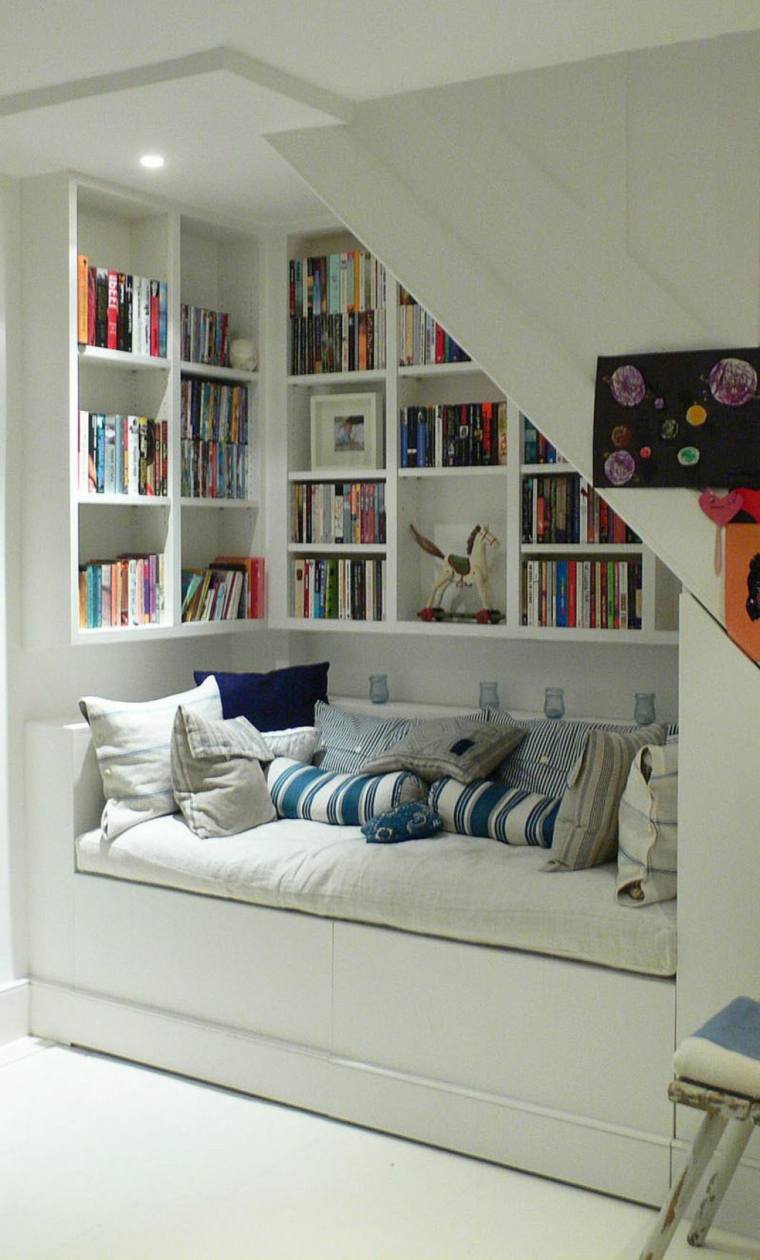 rangement sous escalier idée bibliothèque canapé coussins déco livres rangement