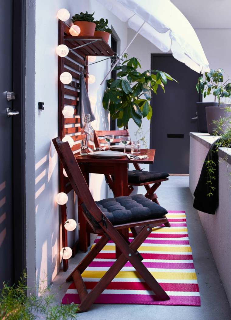 idée extérieur aménagement déco guirlande lumineuse design idée chaise bois coussins tapis de sol