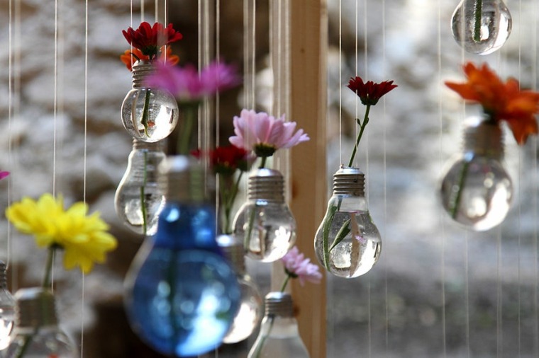 vase suspendue diy idée originale ampoule recyclage fleurs 