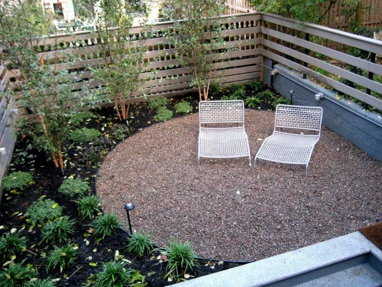 aménagement petit jardin chaises longues