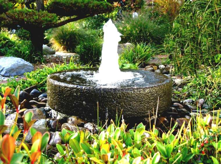 fontaine pierre jardin décoration extérieure idée cascade plantes