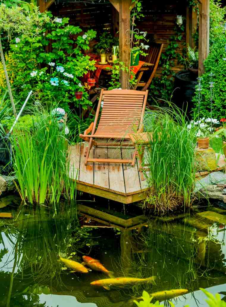 bassin jardin eau idée poissons chaise longue bois plantes acquatique 