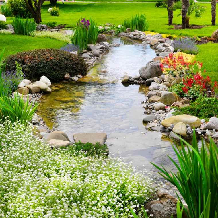 bassin d'eau idée jardin aménagement déco pierre fleurs idées 