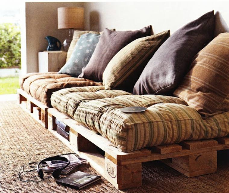 fabriquer des meubles avec des palettes canapé bois salon pas cher idée aménagement recyclage