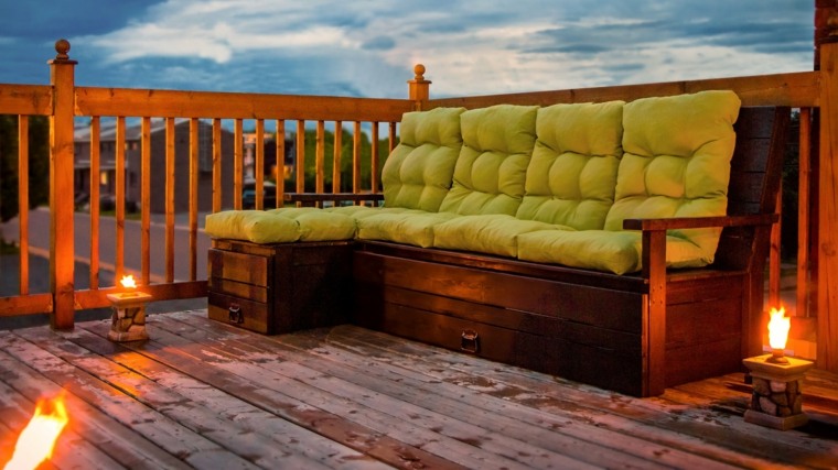 terrasse moderne design idée canapé en bois design diy coussins déco bougies idée