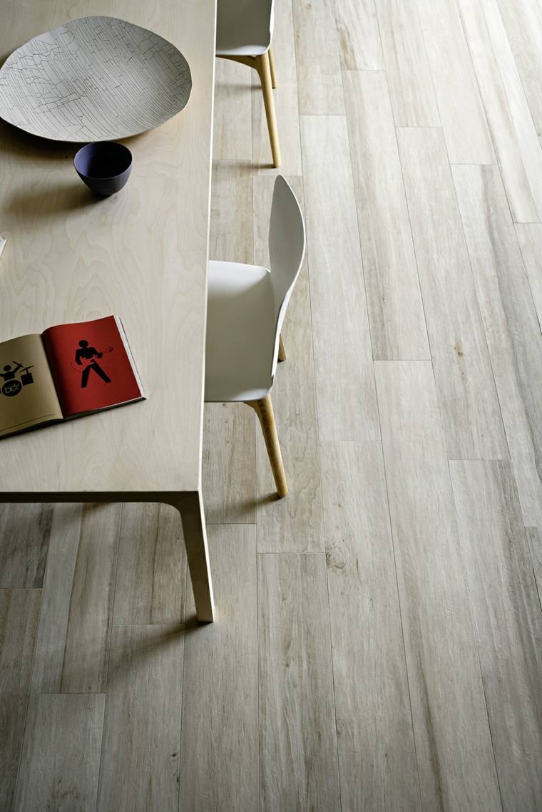 carrelage imitation bois design idée intérieur table en bois chaise blanche marazzi