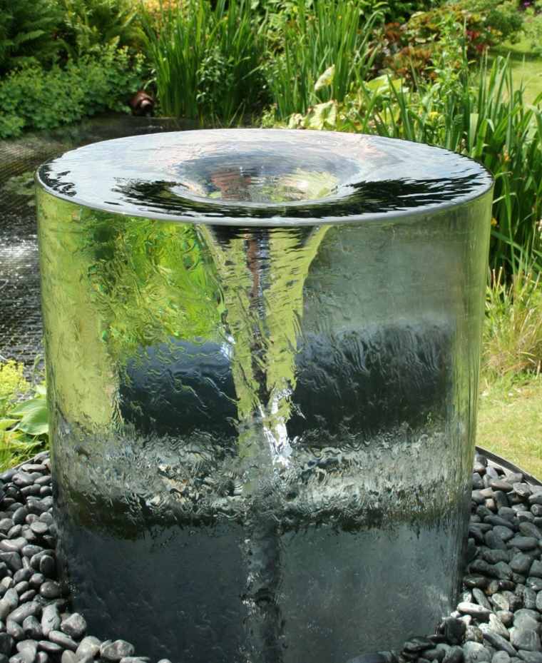 idée déco jardin original bassin fontaine pierres plantes
