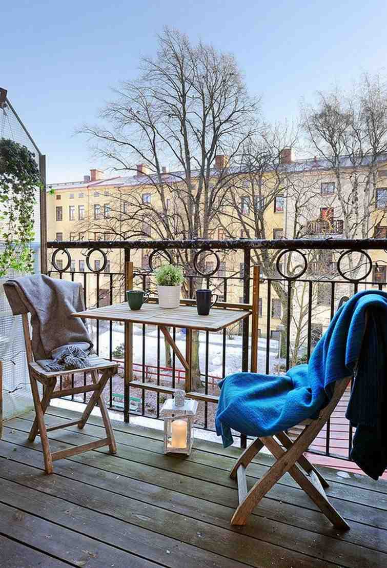 décoration balcon petit chaises bois