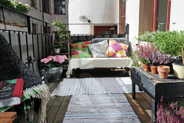 décoration balcon style scandinave meubles bois