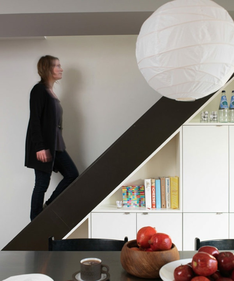 tiroirs blancs idée rangement sous escalier bibliothèque luminaire suspension 