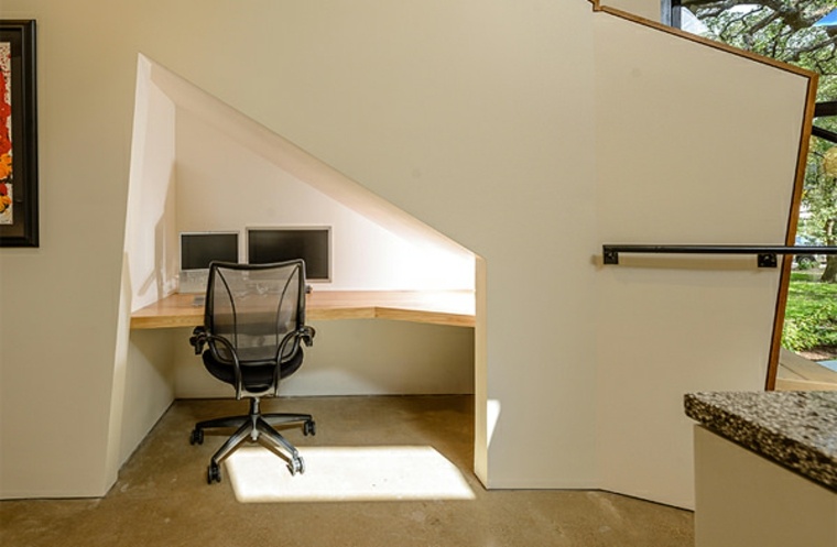 espace travail idée aménagement sous escalier bureau bois chaise ergonomique design