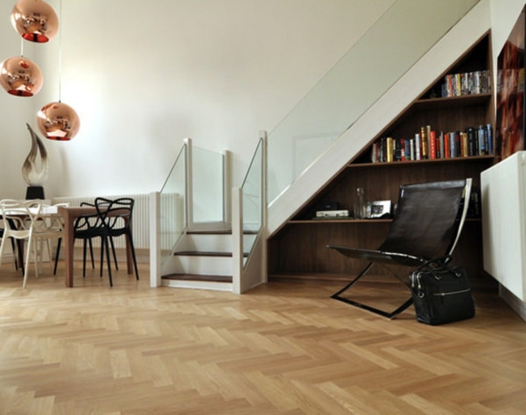 étagères bois escalier idée rangement salle à manger parquet bois table à manger chaise bois design déco idée escalier 