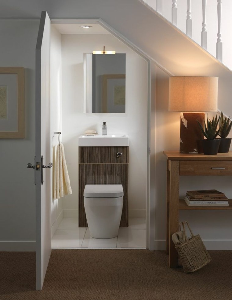 idée gagner place sous escalier rangement toilettes meuble bois design lampe