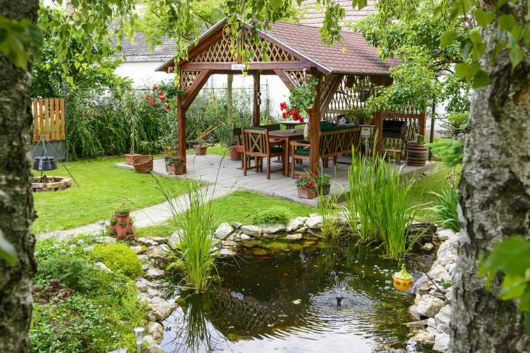 salon de jardin idée aménagement bassin d'eau pierre déco plantes