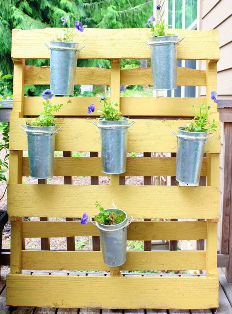 terrasse moderne palette bois DIY idée pots de fleurs design déco extérieure