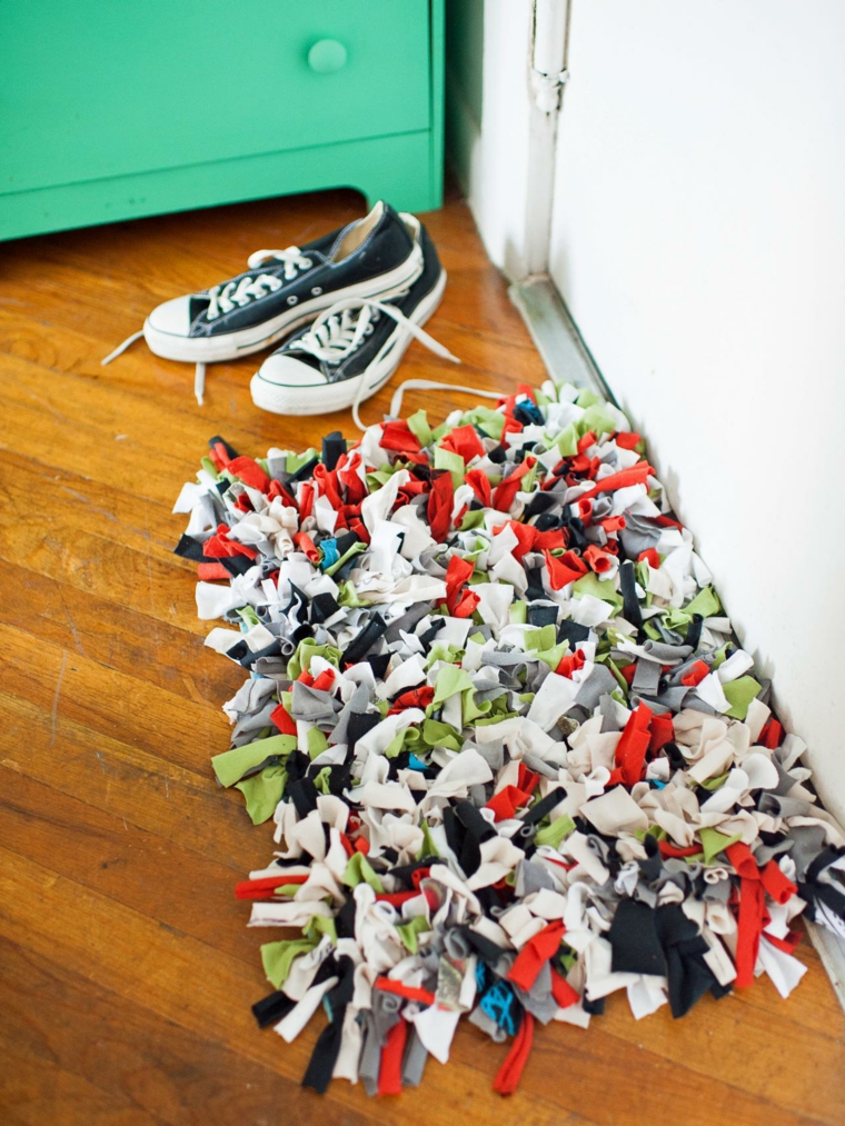 idée recyclage vieux vetêment tapis diy original pas cher vieux t-shirt idée