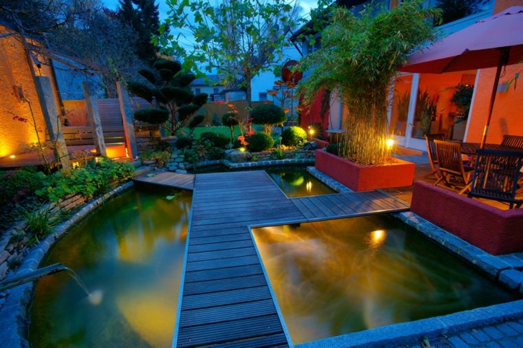 jardin design bassin d'eau bois idée éclairage extérieur moderne bougies