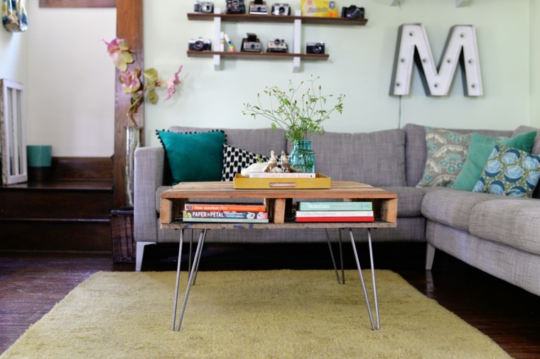 table basse palette idée rangement salon déco étagères bois tapis de sol canapé d'angle gris