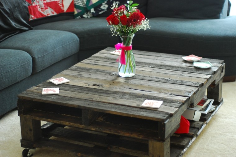 table palette bois bricolage diy idée bouquet de fleurs canapé d'angle