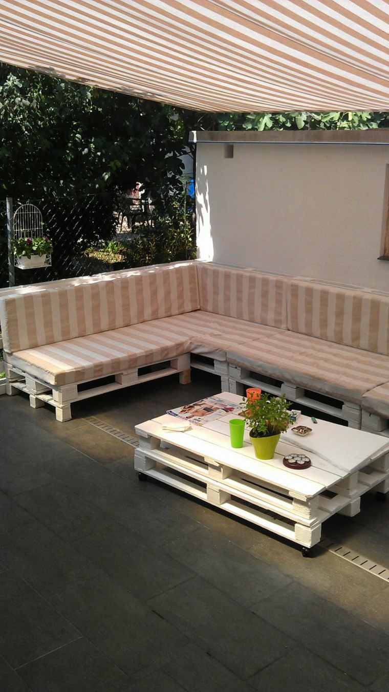 aménagement extérieur meuble bois design table blanche roulette banc de jardin diy bois idée coussins 