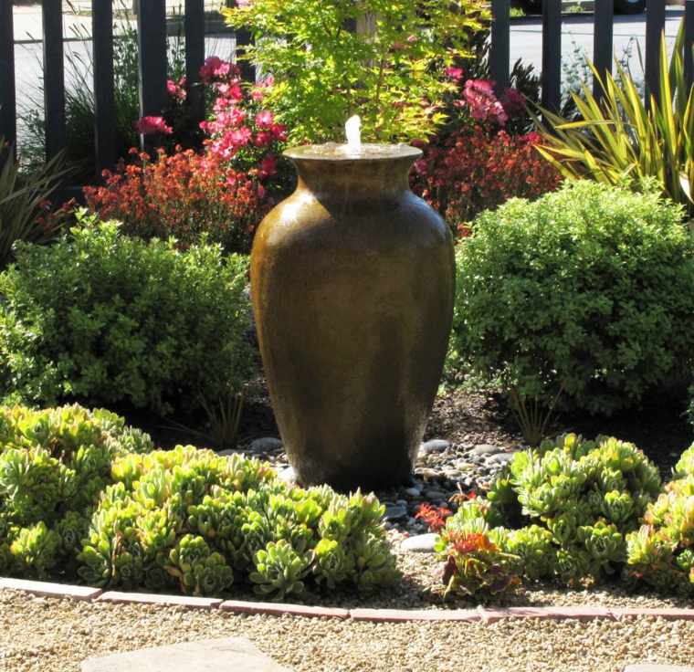 jardin aménagement idée fontaine déco pierre plantes