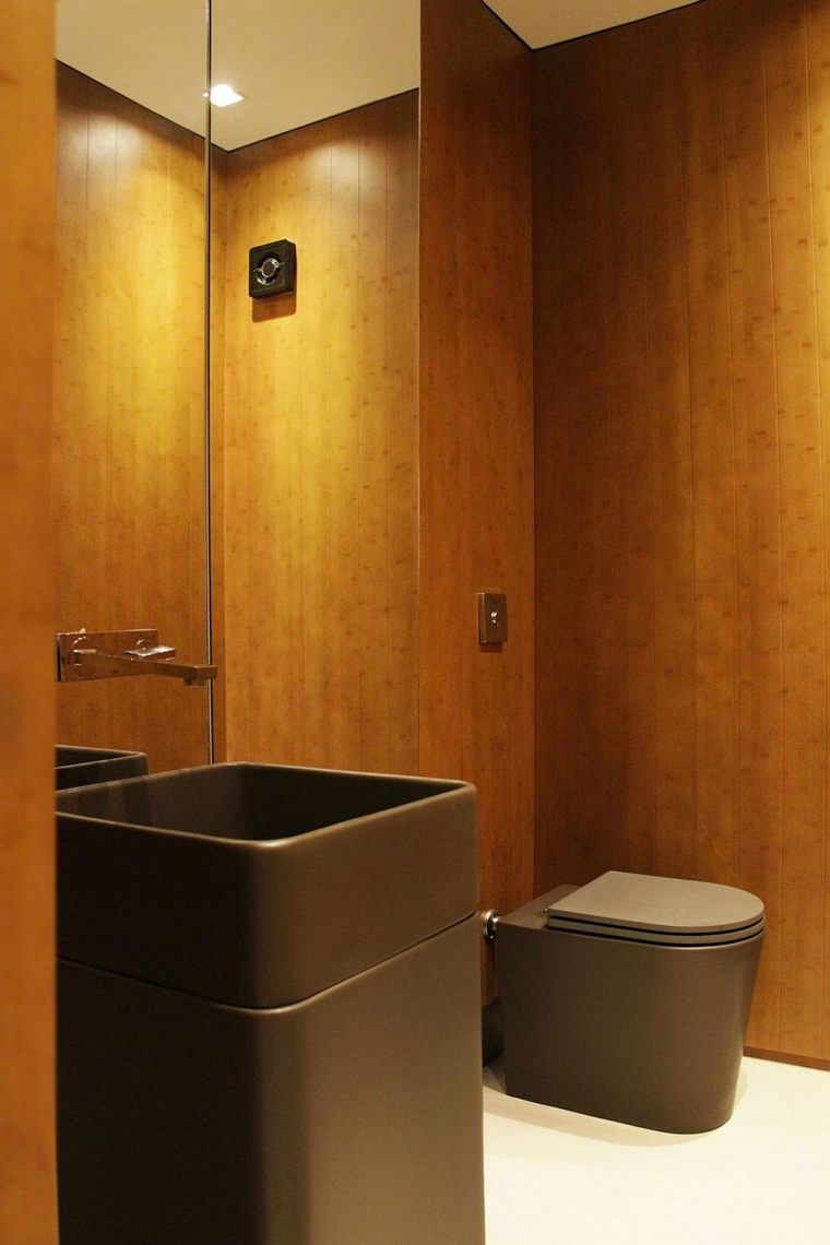 appart design moderne toilettes brésil idée intérieur design mur bois miroir évier salle de bains