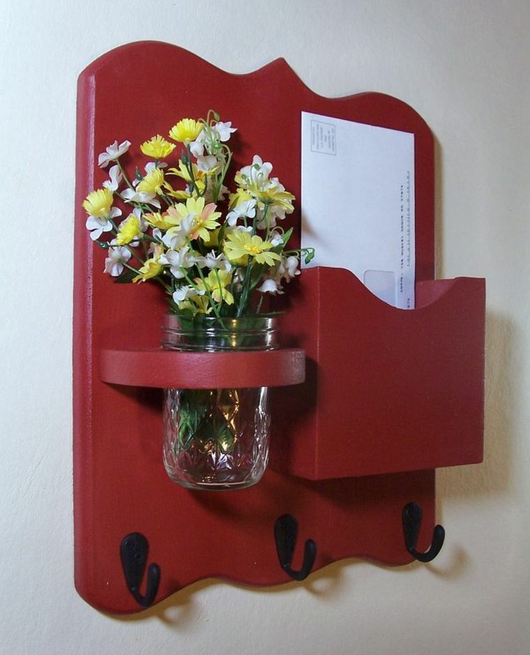 range courrier accroche clés rouge en bois design bouquet de fleurs