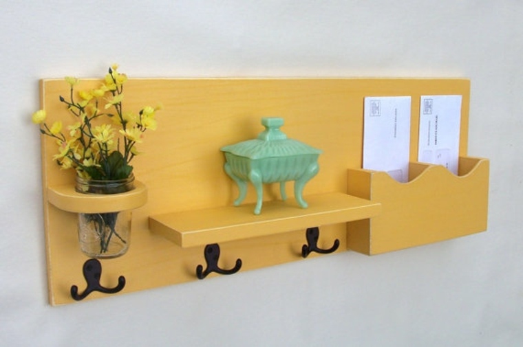 range courrier bois jaune entrée aménagement idée crochet accroche clés déco entrée fleurs