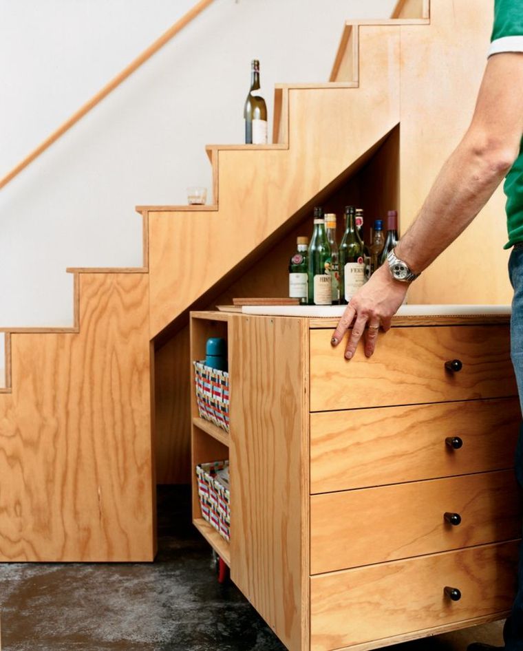 placard bois rangement idée espace sous escalier tiroirs bois