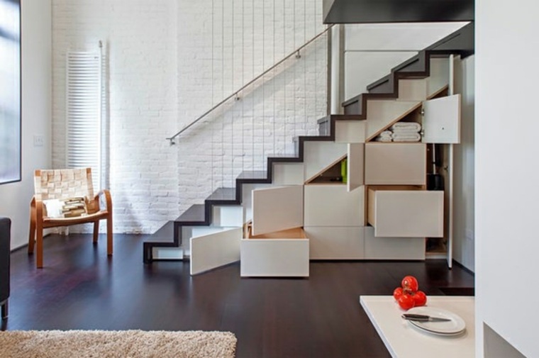 rangement idée tiroirs bois escalier gain de place salle à manger table blanche chaise