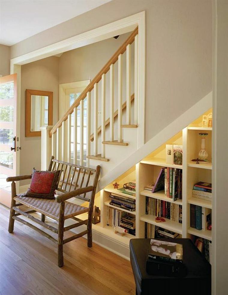 rangement espace escalier bibliothèque bois chaise bois coussins