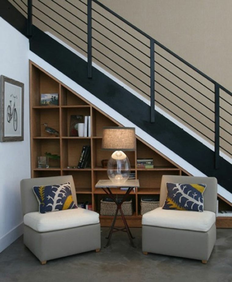 aménagement espace sous escalier fauteuil étagères bois bibliothèque