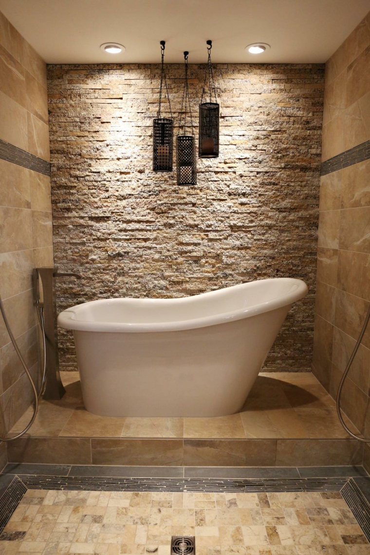 salle de bain baignoire mur pierre