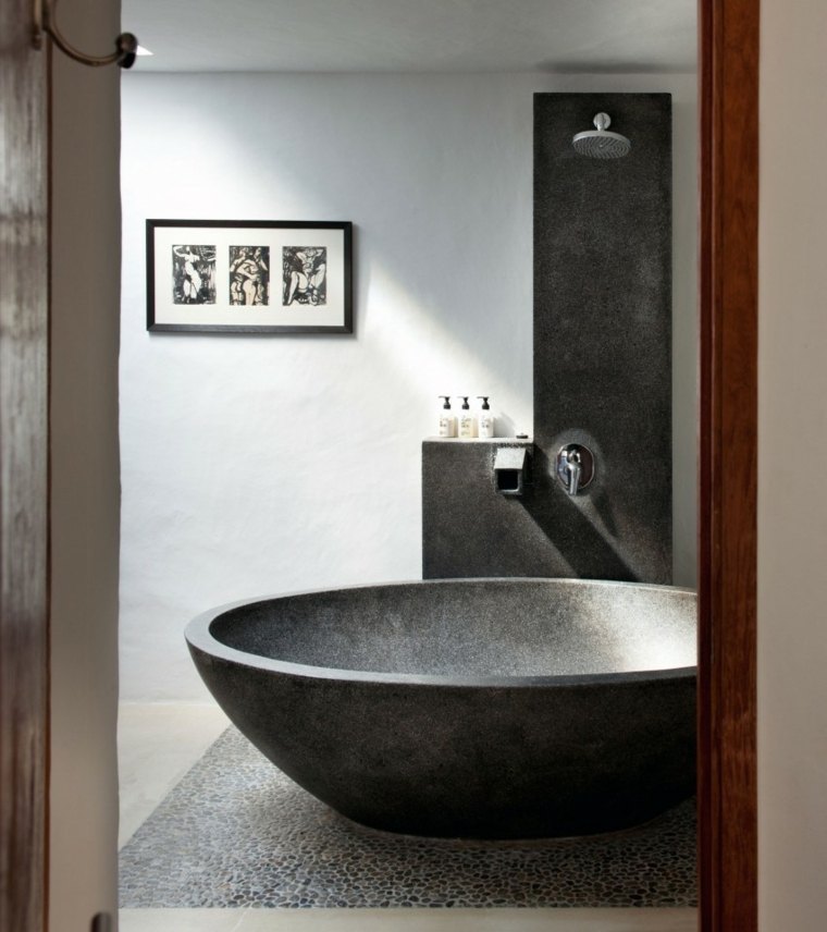 baignoire noire design salle de bain idée 