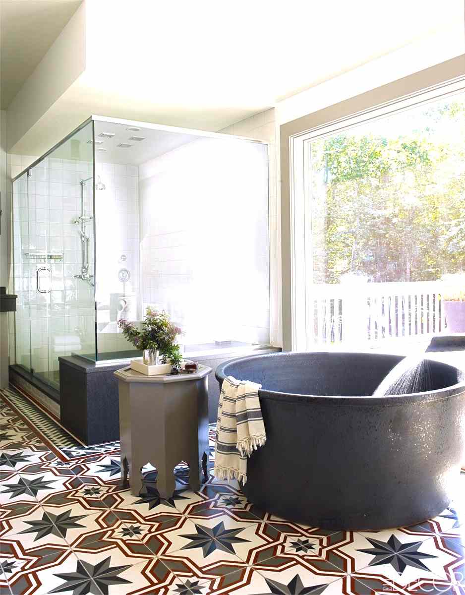 salle de bain style marrocain idée baignoire design déco table fleurs